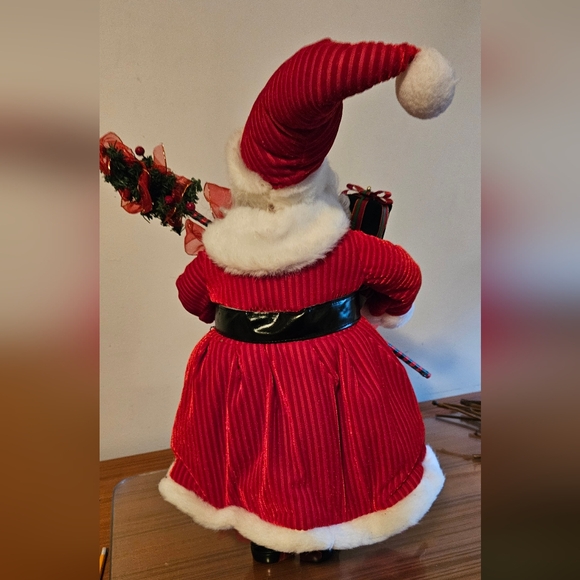 Large Santa Bearing Gifts Figurine - Picture 6 of 6